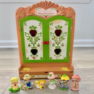 Vintage Strawberry Shortcake Berry Patch Carry Case and Figures